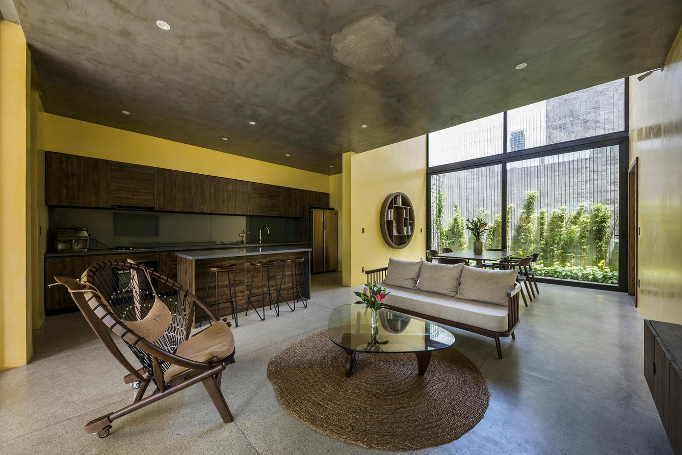 Trung tâm của tầng 1 là không gian phòng khách rộng lớn, ở đây bày bàn tiếp khách và kế đó là bàn ăn. Phía trái phòng khách là bếp. Trung tâm của tầng 1 là không gian phòng khách rộng lớn, ở đây bày bàn tiếp khách và kế đó là bàn ăn. Phía trái phòng khách là bếp.