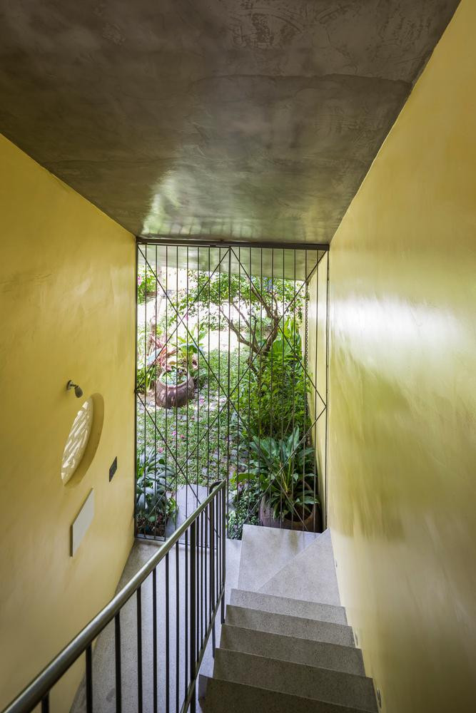 Phía bên trái của mái hiên là cầu thang dẫn lên tầng 2. Phía bên trái của mái hiên là cầu thang dẫn lên tầng 2.