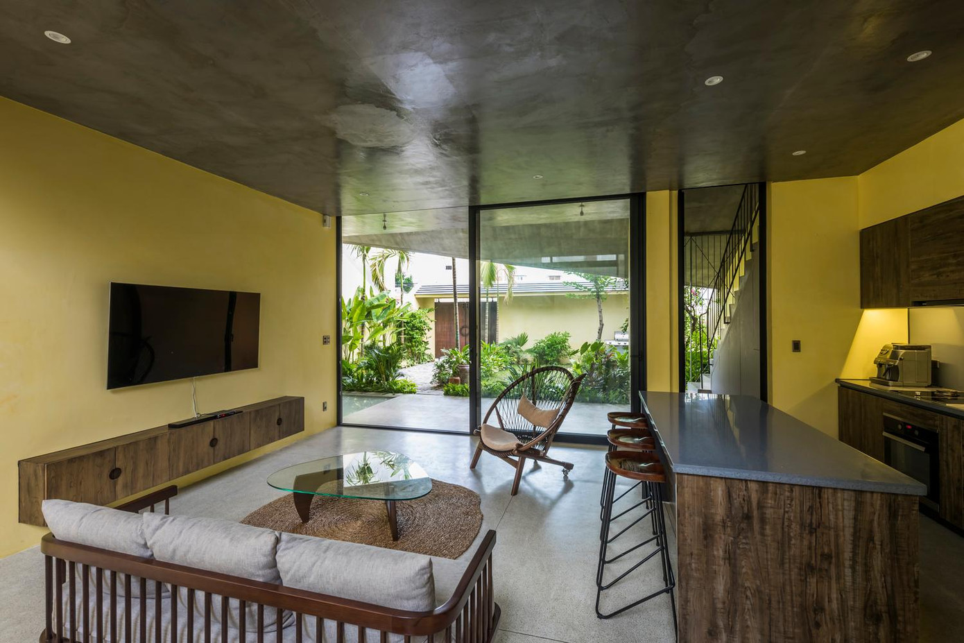 Đồ nội thất trong nhà ưu tiên sử dụng các vật liệu như gỗ, mây, tre đan thân thiện với môi trường. Đồ nội thất trong nhà ưu tiên sử dụng các vật liệu như gỗ, mây, tre đan thân thiện với môi trường.