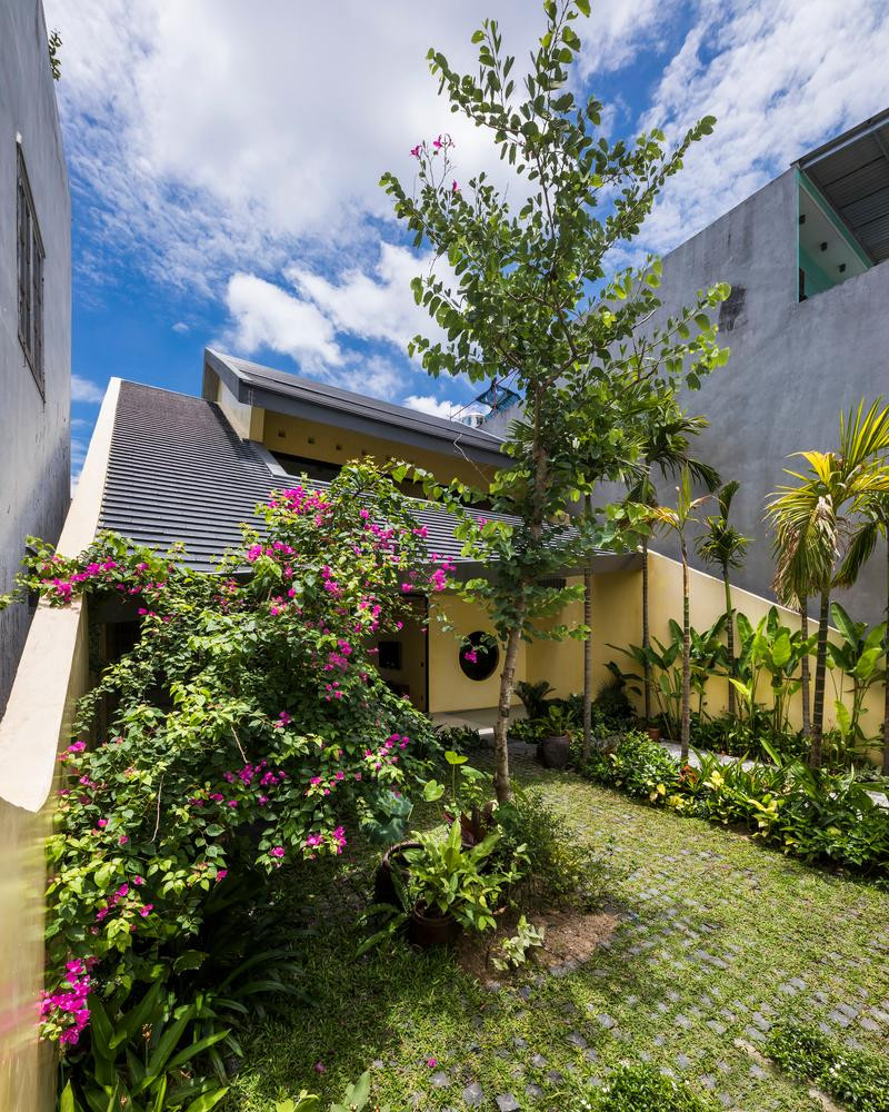 Đây là ngôi nhà rộng 300m2 mang tên “Tường vàng”, được các kiến trúc sư đề xuất làm theo phong cách nhà phố cổ Hội An (Quảng Nam) để lưu giữ nét văn hóa bản địa độc đáo. Đây là ngôi nhà rộng 300m2 mang tên “Tường vàng”, được các kiến trúc sư đề xuất làm theo phong cách nhà phố cổ Hội An (Quảng Nam) để lưu giữ nét văn hóa bản địa độc đáo.