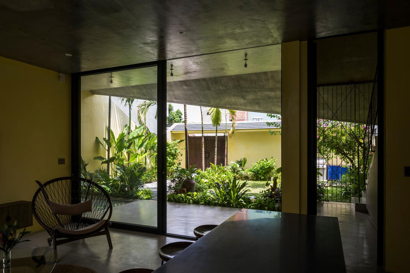 Nhờ lớp cửa bằng kính trong suốt nên tầm nhìn và ánh sáng giữa bên ngoài và bên trong nhà không bị giới hạn. Nhờ lớp cửa bằng kính trong suốt nên tầm nhìn và ánh sáng giữa bên ngoài và bên trong nhà không bị giới hạn.