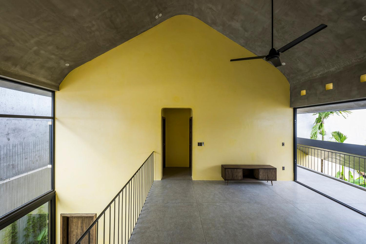 Tại tầng 2, là không gian của 2 phòng ngủ và nhà vệ sinh được nối với nhau bằng cầu thang. Mặt tiền tầng 2 là ban công ngay khoảng trống giữa mái và mái hiên. Tại tầng 2, là không gian của 2 phòng ngủ và nhà vệ sinh được nối với nhau bằng cầu thang. Mặt tiền tầng 2 là ban công ngay khoảng trống giữa mái và mái hiên.