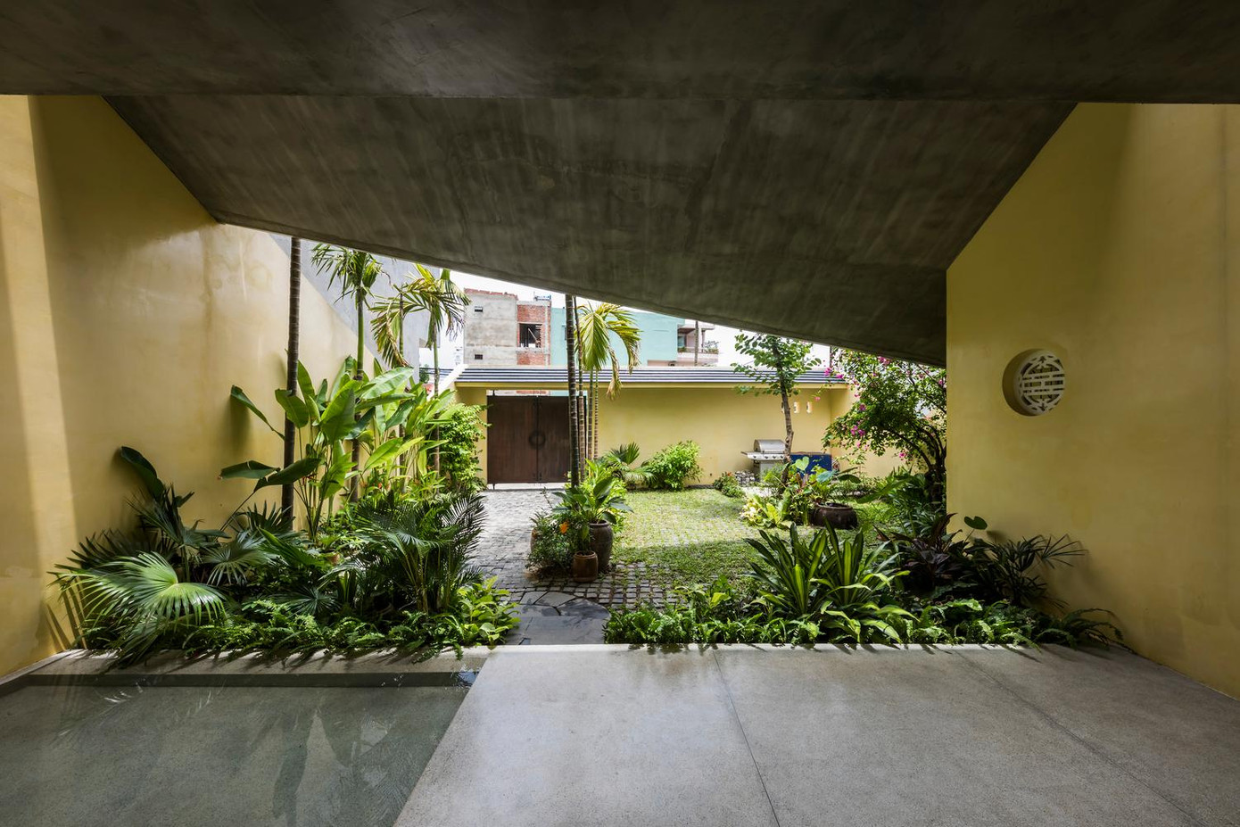 Từ sân vào nhà sẽ bắt gặp khoảng hiên lớn, tại đây có một hồ nước nhỏ ở phía bên phải, nó vừa khiến ngôi nhà mát mẻ lại tạo sự độc đáo cho khách khi bắt đầu bước chân vào nhà. Từ sân vào nhà sẽ bắt gặp khoảng hiên lớn, tại đây có một hồ nước nhỏ ở phía bên phải, nó vừa khiến ngôi nhà mát mẻ lại tạo sự độc đáo cho khách khi bắt đầu bước chân vào nhà.