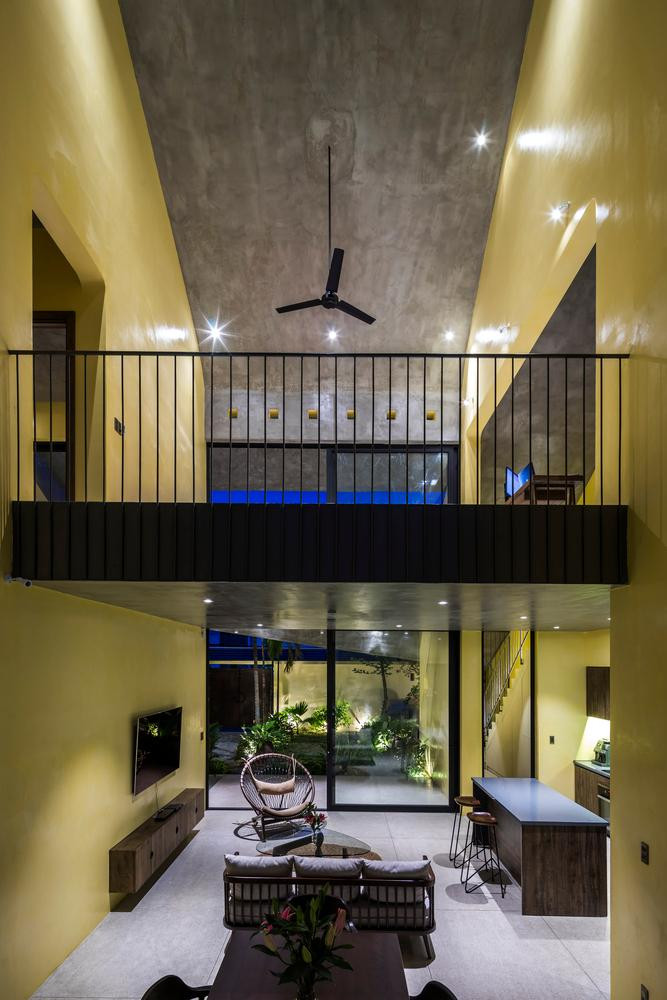 Các phòng ngủ, phòng bếp và phòng vệ sinh ở cả hai tầng được bố trí hai bên phòng khách để chừa khoảng không gian rộng cho gia đình sinh hoạt gia đình và lấy chỗ cho trẻ em vui chơi. Các phòng ngủ, phòng bếp và phòng vệ sinh ở cả hai tầng được bố trí hai bên phòng khách để chừa khoảng không gian rộng cho gia đình sinh hoạt gia đình và lấy chỗ cho trẻ em vui chơi.