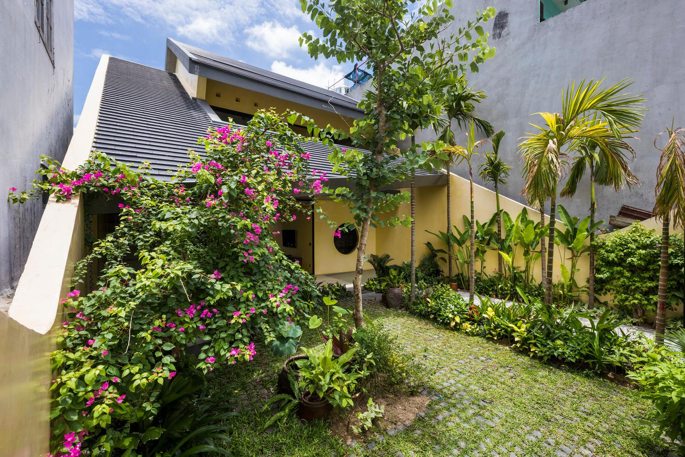 Mái hiên và mái nhà sử dụng cùng 1 loại ngói nên nhìn từ xa, tổng thể ngôi nhà giống như có 1 chiếc mái khổng lồ và bị khuyết một phần ở giữa. Mái hiên và mái nhà sử dụng cùng 1 loại ngói nên nhìn từ xa, tổng thể ngôi nhà giống như có 1 chiếc mái khổng lồ và bị khuyết một phần ở giữa.