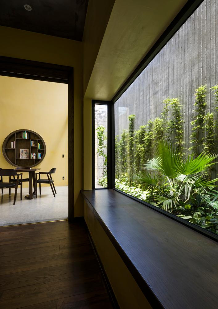 Cửa sổ phòng ngủ là cửa kính lớn để lấy ánh sáng. Bệ cửa sổ được thiết kế thuận tiện cho trẻ em trong nhà leo trèo, vui chơi trong khi người lớn có thể đọc sách, uống trà. Cửa sổ phòng ngủ là cửa kính lớn để lấy ánh sáng. Bệ cửa sổ được thiết kế thuận tiện cho trẻ em trong nhà leo trèo, vui chơi trong khi người lớn có thể đọc sách, uống trà.