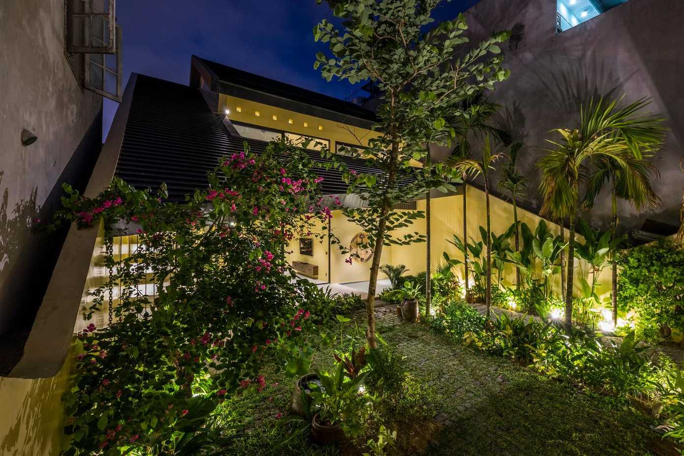 Khung cảnh bình yên của ngôi nhà giữa phố. Khung cảnh bình yên của ngôi nhà giữa phố.