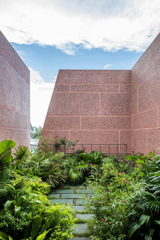 Trước mỗi phòng ngủ là một khu vườn với đủ loại cây xanh tốt giúp người ở luôn được gần gũi với thiên nhiên, giảm stress.