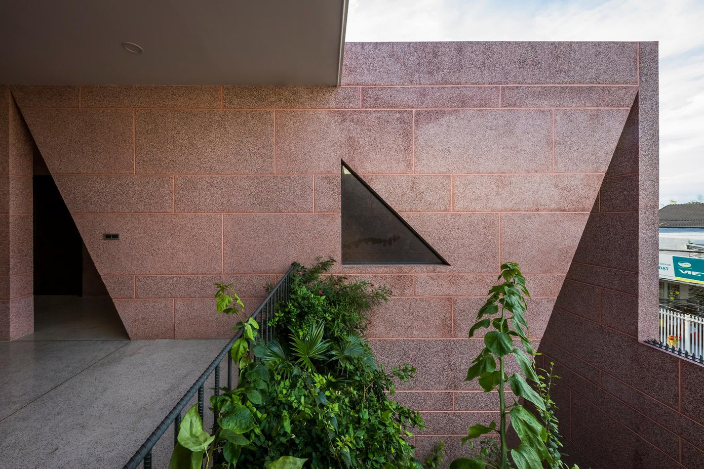 Căn biệt thự 2 tầng màu hồng này rộng 290m2 ở thành phố Long Xuyên (An Giang) được thiết kế dành riêng cho bà chủ và những người bạn thân. Công trình tập trung vào việc sử dụng ánh sáng và các khu vực chuyển tiếp trong không gian sống hiện đại.