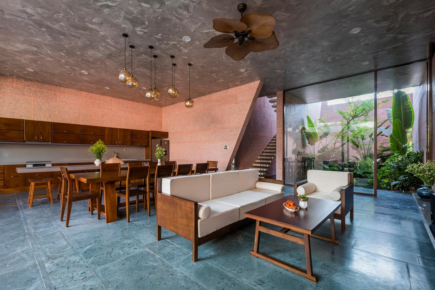 Tại tầng trệt có phòng khách và khu bếp ăn liên thông hướng toàn bộ tầm nhìn ra bể bơi.