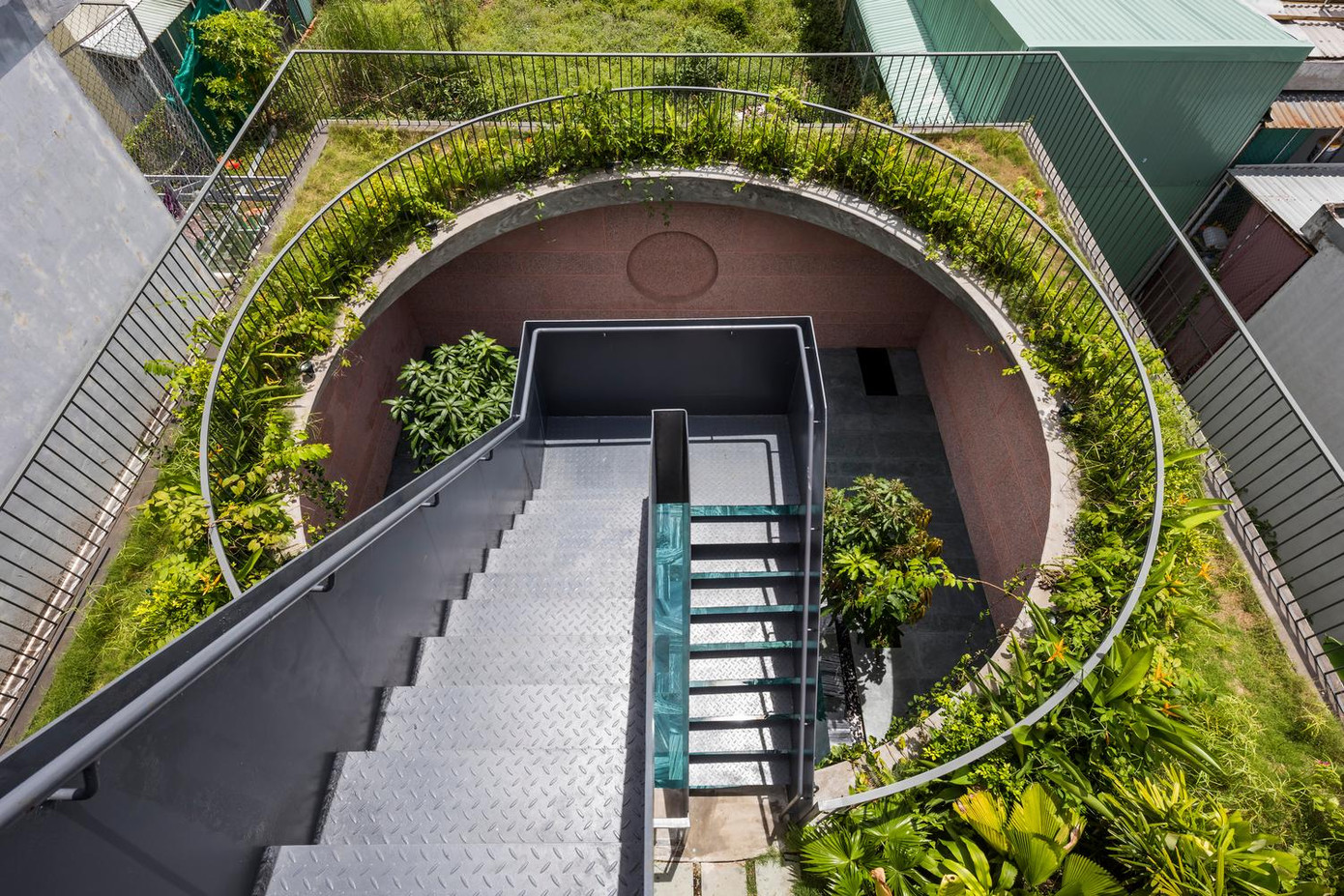 Bên trên bể bơi là khu vườn xanh tươi với nhiều dây leo rơi xuống khoảng không của bể bơi và có 1 chiếc cầu thang dẫn lên tầng 2.