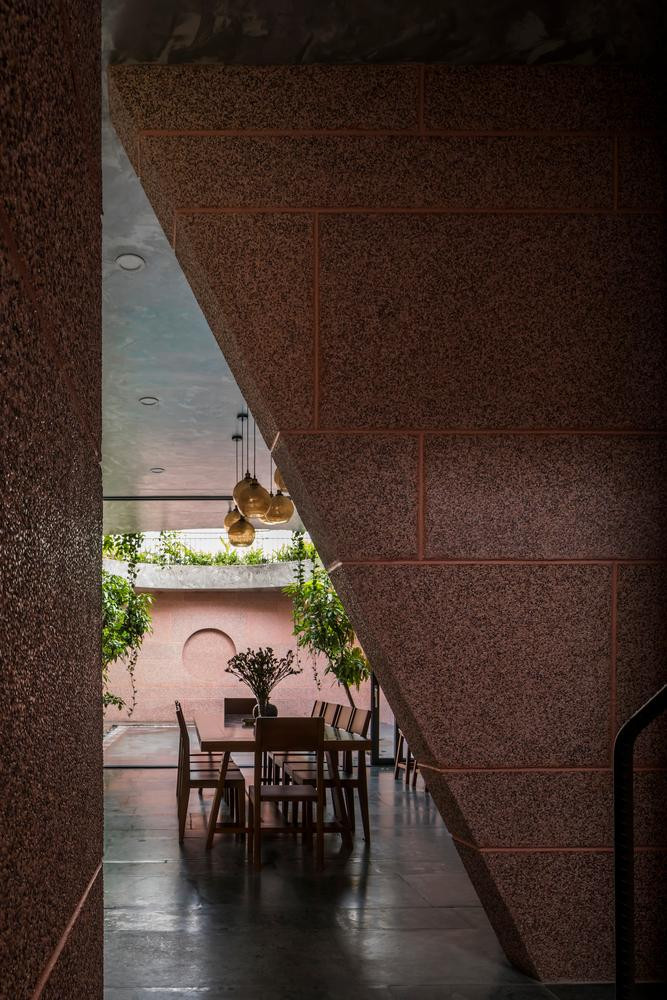 Để tầm nhìn không bị giới hạn, các không gian chung đều sử dụng cửa kính trượt.