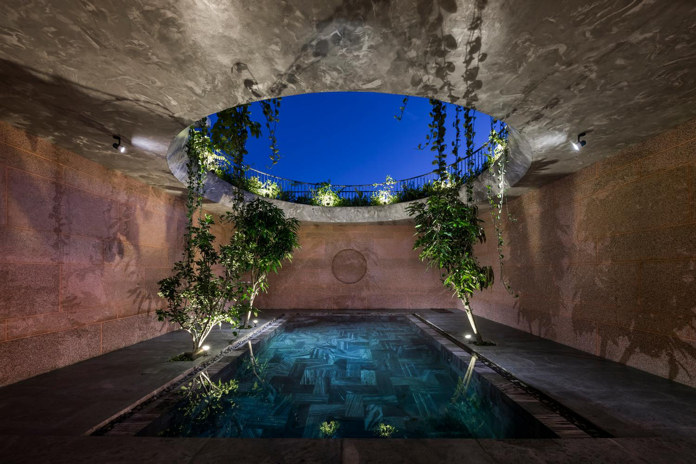 Biệt thự tạo ra nhiều khoảng mở hình tròn lớn để kết nối ngôi nhà với bầu trời mang một hàm ý ẩn dụ và giàu sức gợi, đó là hình ảnh một con người nhỏ bé trước thiên nhiên rộng lớn.