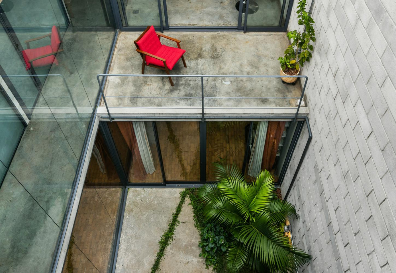 Các kiến trúc sư giải thích, nhược điểm lớn nhất của nhà ống là dễ thiếu sáng, thêm vào đó kiểu tường gạch mộc màu xám trông có phần cứng nhắc, thô ráp. Nên nếu có nhiều xanh sẽ giúp ngôi nhà sinh động hơn và tạo cảm giác không khí trong lành, mát mẻ hơn.