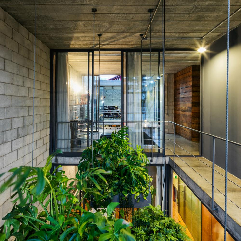 Để đảm bảo sự riêng tư, một số tường kính được lắp rèm che.