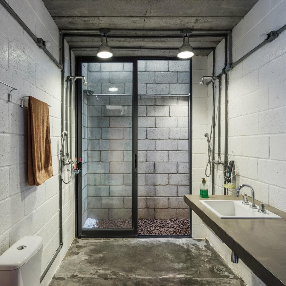 Nhà tắm có đèn chiếu sáng như trong studio.