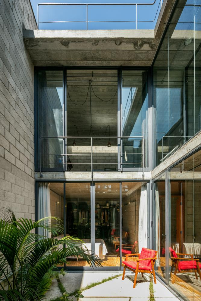 Để tạo sự mới mẻ, các không gian riêng tư như phòng ngủ, nhà vệ sinh được đặt ở tầng trệt. Còn tầng 2 là không gian sinh hoạt chung của gia đình.