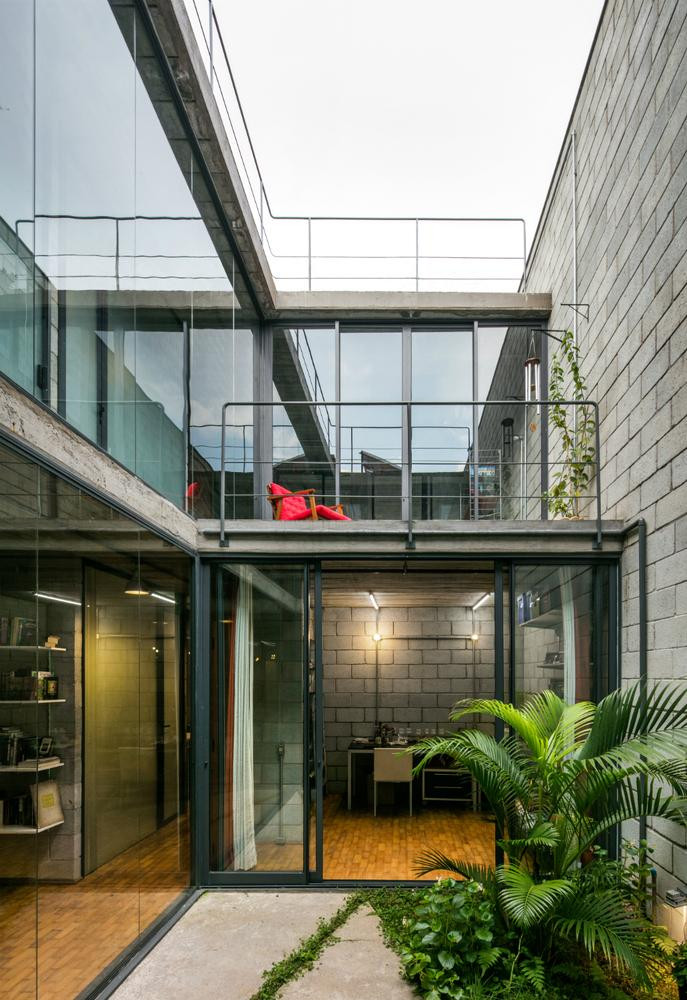 Đặc biệt, trong khu vực sinh hoạt chính của các thành viên lại tiếp tục có thêm một mảnh vườn nhỏ với nhiều loại cây cảnh để tạo thêm sự gần gũi với thiên nhiên.