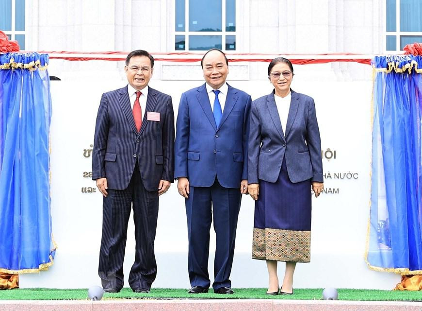 Chủ tịch nước Nguyễn Xuân Phúc cùng Chủ tịch Quốc hội Lào Saysomphone Phomvihane và Phó Chủ tịch nước Lào Pany Yathotou (nguyên Chủ tịch Quốc hội Lào khóa VIII) tại buổi lễ. (Ảnh: Thống Nhất/TTXVN) Chủ tịch nước Nguyễn Xuân Phúc cùng Chủ tịch Quốc hội Lào Saysomphone Phomvihane và Phó Chủ tịch nước Lào Pany Yathotou (nguyên Chủ tịch Quốc hội Lào khóa VIII) tại buổi lễ. (Ảnh: Thống Nhất/TTXVN)