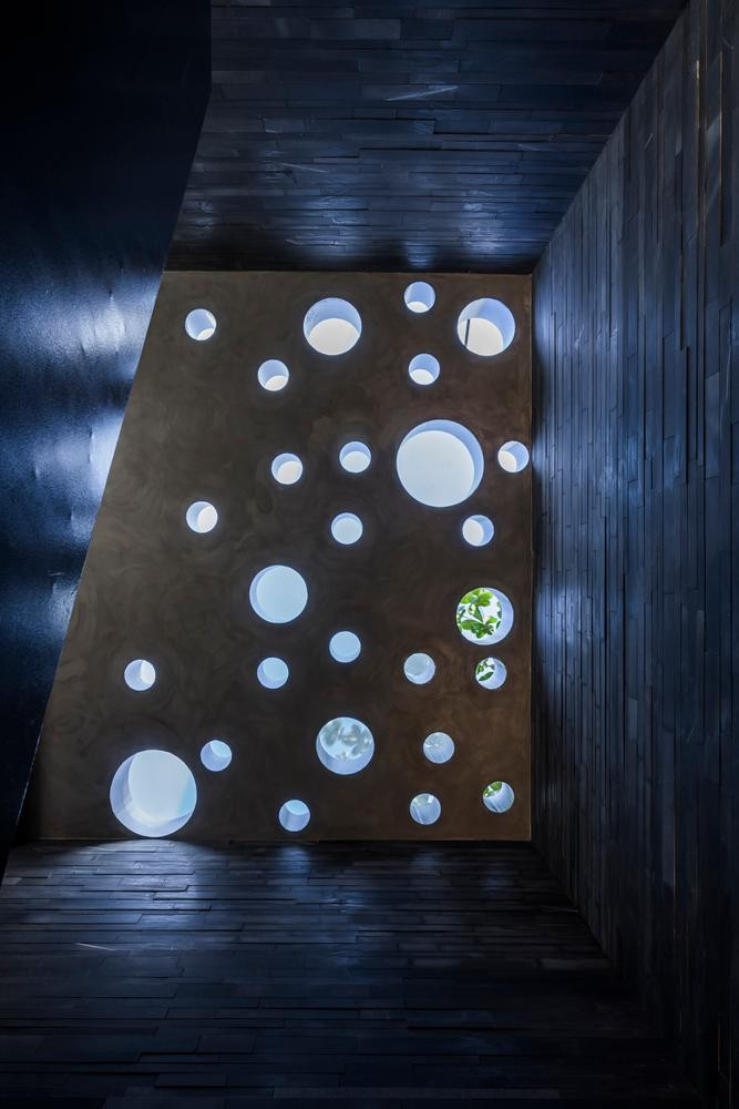 Do gia chủ mong muốn giảm tính trang trí nên các kiến trúc sư kết hợp việc sử dụng vật liệu với ánh sáng tự nhiên cùng với cây xanh tạo để tạo nên những trải nghiệm thú vị cho ngôi nhà.