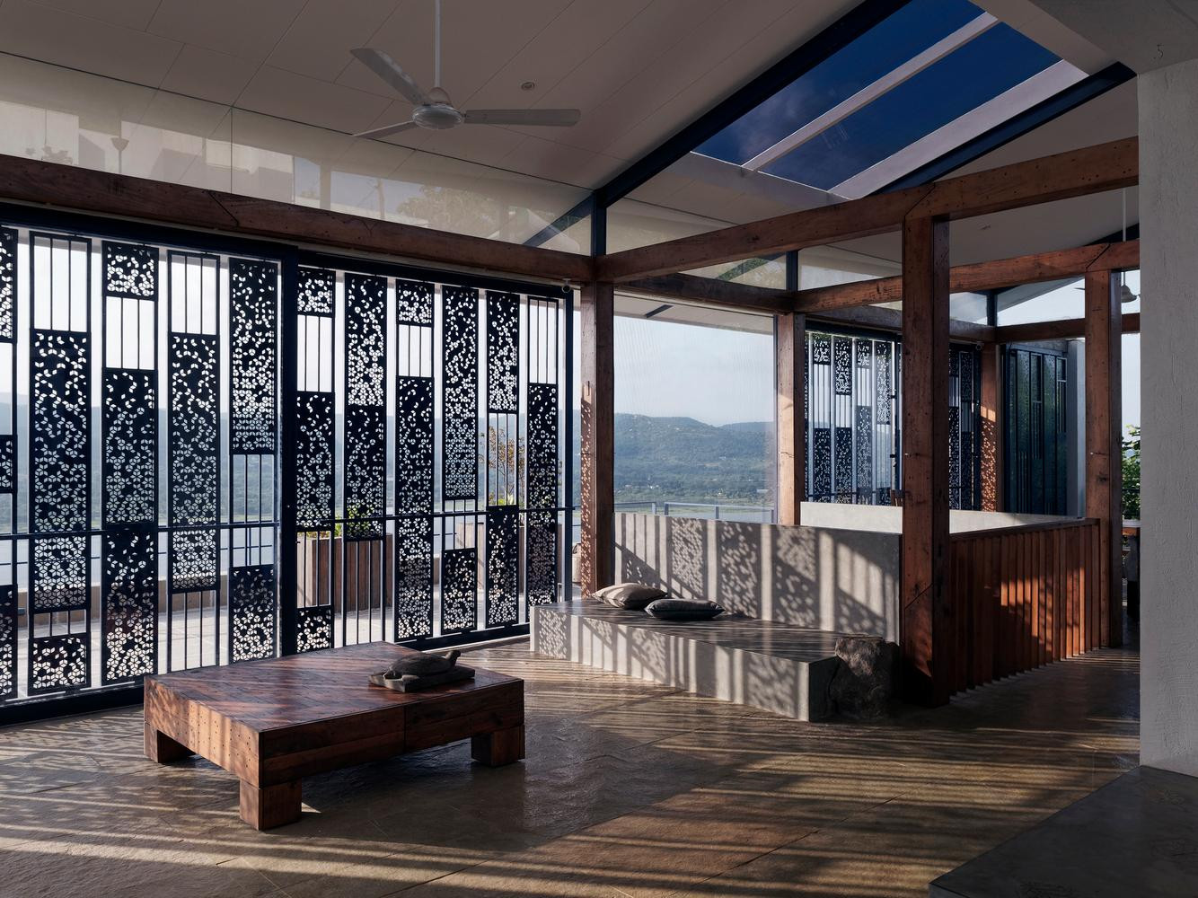 Để giúp cho ánh sáng và gió có thể đi khắp ngôi nhà, các kiến trúc sư kết hợp cửa kính trượt trong suốt và các tấm lưới kim loại trượt xoay riêng lẻ quanh trục.