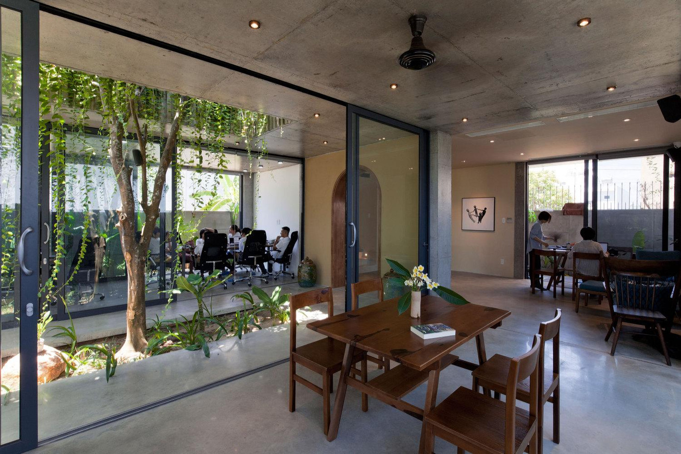 Ngôi nhà hạn chế các bức tường bê tông nhiều nhất có thể, nội thất ưu tiên sử dụng gỗ để thân thiện và phù hợp với mái cỏ trên tầng 2.