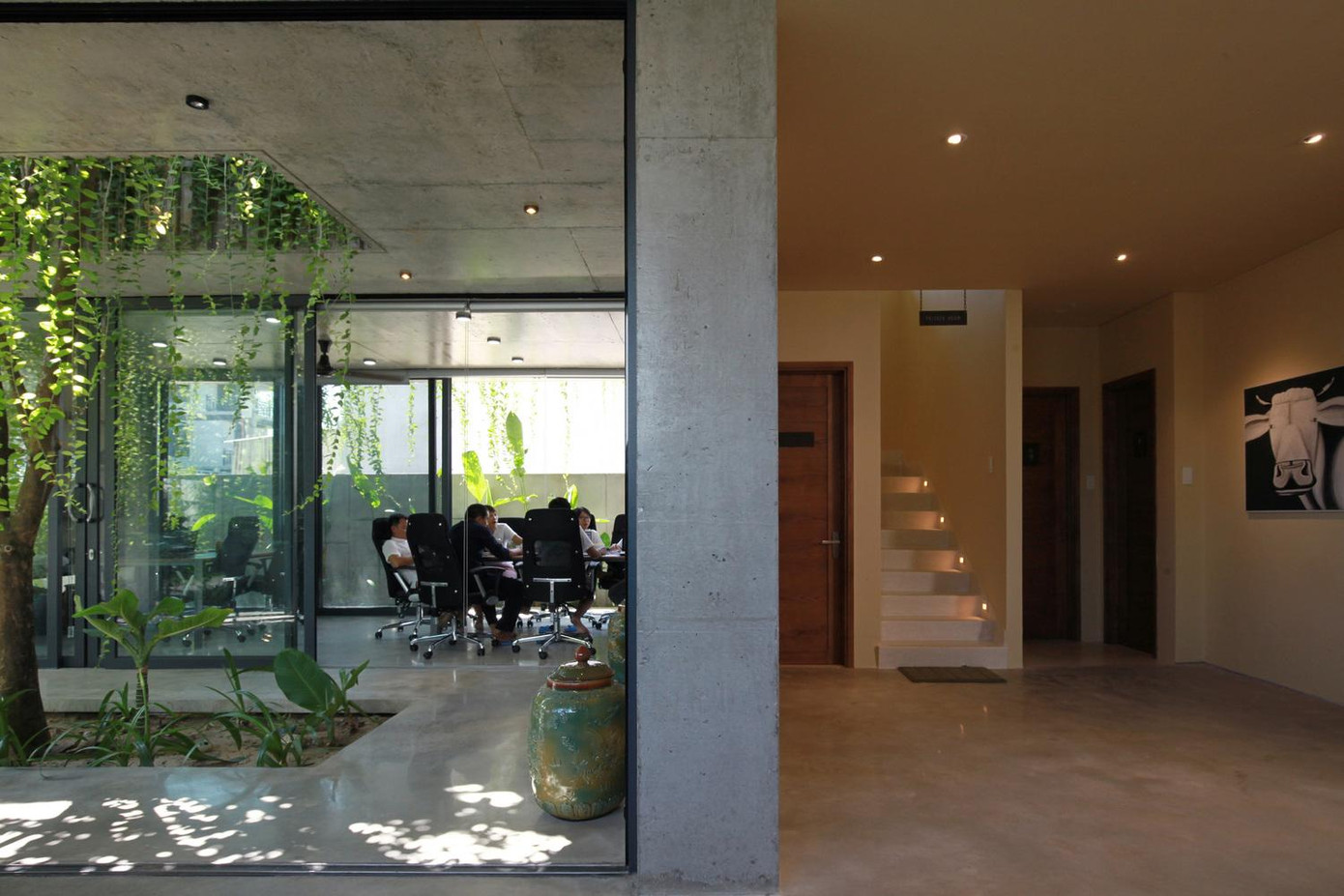 Quầy bar và phòng làm việc được ngăn cách bằng khoảng thông tầng trồng cây xanh, các bức vách làm bằng kính giúp cho ánh sáng lọt xuống từ khoảng thông tầng tràn vào các phòng, giúp hạn chế sử dụng điện năng thắp sáng. Đồng thời nhờ các dây leo rủ xuống cửa kính từ tầng 2, con người sẽ có cảm giác gần gũi với thiên nhiên, tinh thần sảng khoái hơn để có năng lượng làm việc.