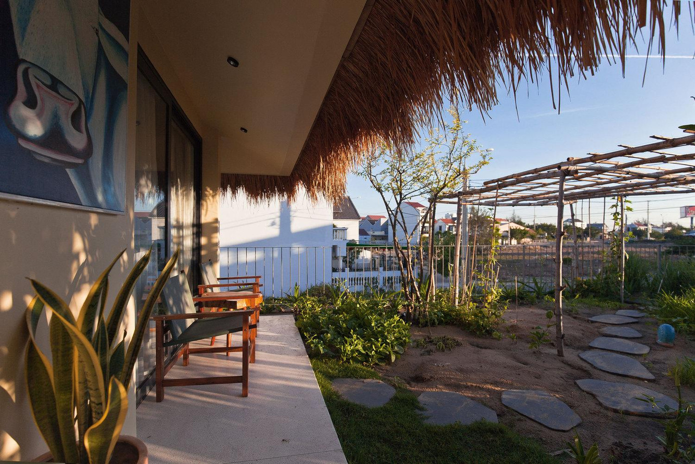 Tầng 2 có không gian mở ra sân vườn, là nơi vui chơi của lũ trẻ và tổ chức tiệc BBQ vào cuối tuần. Lấy cảm hứng từ những ngôi nhà nông thôn truyền thống 3 gian mái thái lợp bằng cỏ cogon hoàn toàn thân thiện với môi trường, chống nóng, dễ xây dựng, giá cả hợp lý và hoàn toàn ấm cúng.