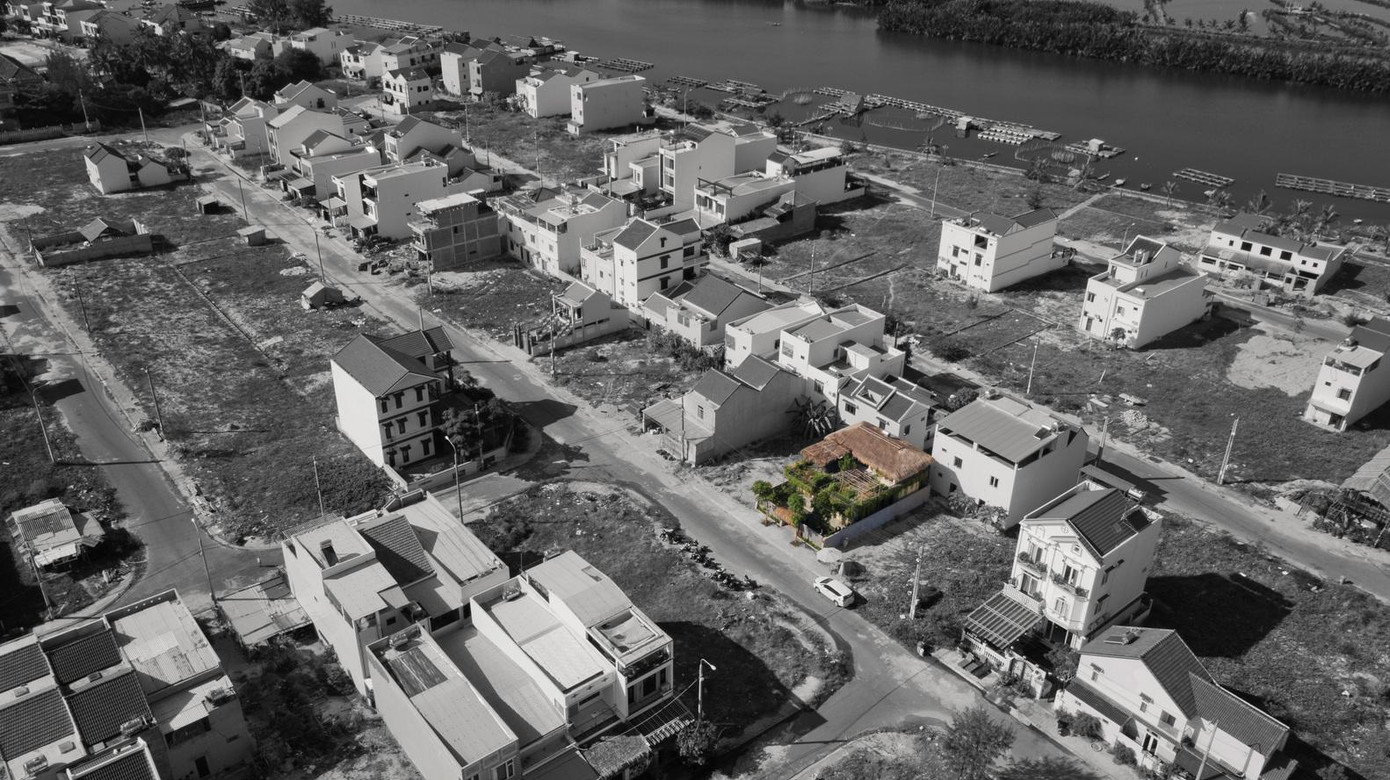 Tại Việt Nam, bên cạnh việc chống nóng, nhiều năm gần đây tình trạng ngập úng ở các đô thị lớn như TP. Hồ Chí Minh, Hà Nội, Đà Nẵng đã khiến chính quyền và người dân không khỏi đau đầu. Tuy nhiên, nhiều người không biết rằng việc này có thể được giải quyết đơn giản và hiệu quả bằng cách giải pháp tạo vườn trên mái, nó không chỉ giúp làm mát ngôi nhà mà còn là nơi giữ được một phần nước mưa, giảm thiểu tình trạng ngập úng đô thị.