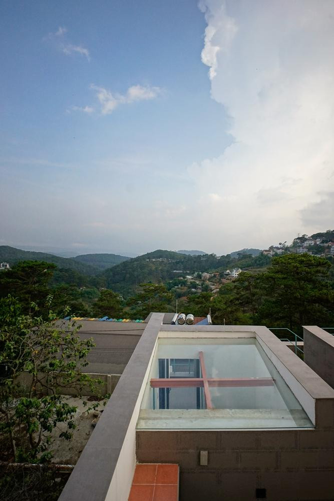 Phần thang này còn tiếp nối lên sân thượng, nơi có được gần như trọn vẹn góc nhìn đẹp về phía rừng nguyên sinh.