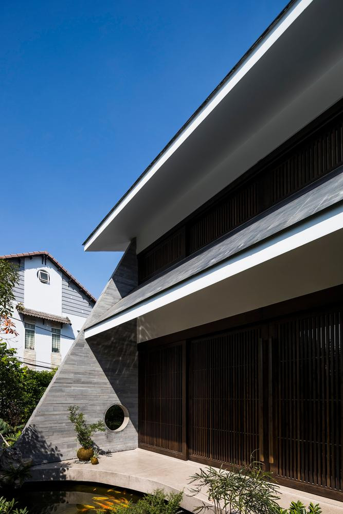 Toàn bộ công trình được lùi sâu vào bên trong, hệ mái hạ thấp nhằm xoá đi cảm giác đồ sộ của khối tích công trình.