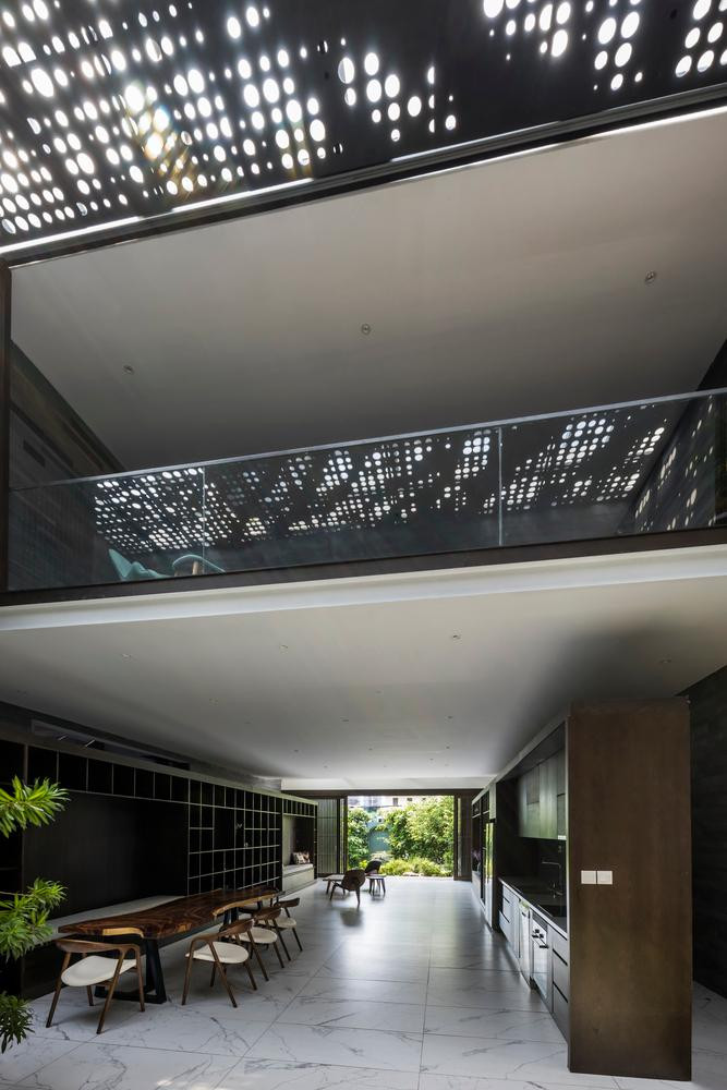 Do đó chủ nhà yêu cầu các kiến trúc sư phải thiết lập một không gian sống vừa đáp ứng được nhu cầu, tính cách của từng thành viên mà vẫn đảm bảo sự gắn kết giữa mọi người trong nhà với nhau và với thiên nhiên.