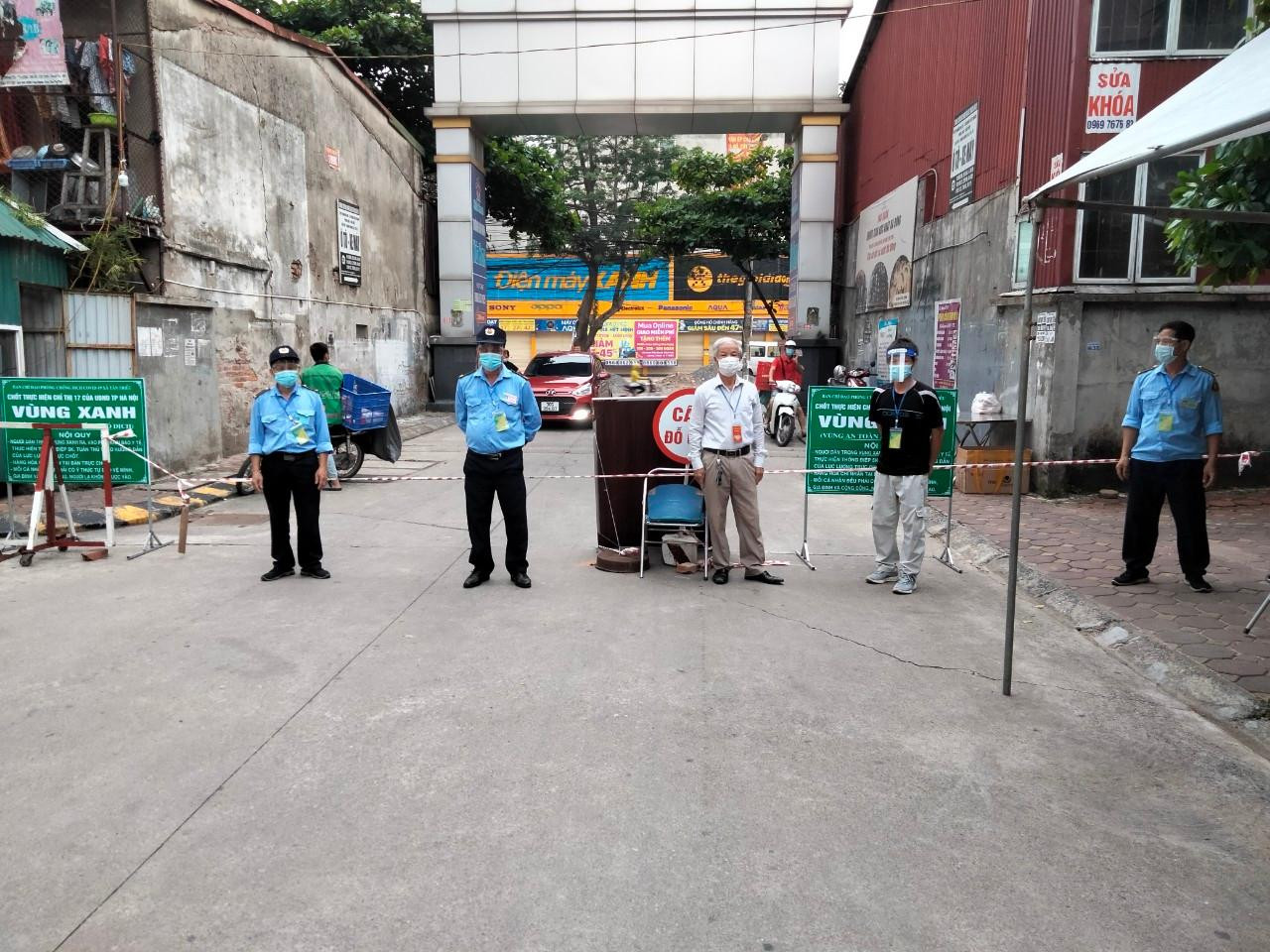 Cũng theo ông Lăng, mục đích của “Vùng xanh” là đảm bảo an toàn cho người dân, không để dịch bệnh xâm nhập vào địa bàn và hiện tại trên địa bàn xã Tân Triều đã thiết lập được 12 chốt “Vùng xanh” “. Trong hình là “Vùng xanh” chung cư Viện Bỏng ở xã Tân Triều.