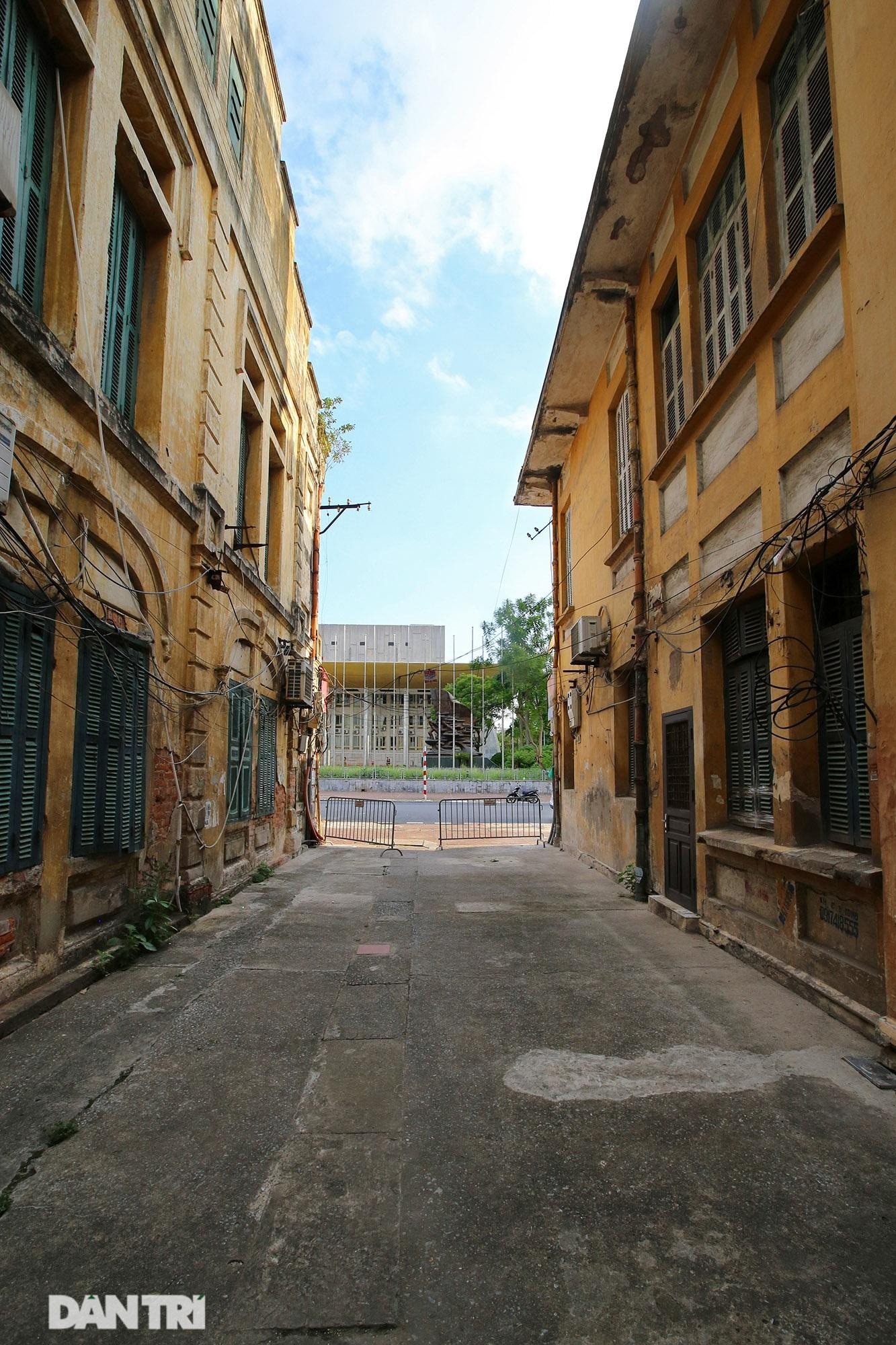 Hai ngôi nhà lớn nằm cạnh nhau 90 và 90B Trần Hưng Đạo có kiến trúc khá tương đồng, đều 2 tầng, lợp ngói ta. Các ô cửa đều làm bằng gỗ dạng cửa chớp rất phổ biến ở những ngôi nhà cổ Hà Nội. Hai ngôi nhà lớn nằm cạnh nhau 90 và 90B Trần Hưng Đạo có kiến trúc khá tương đồng, đều 2 tầng, lợp ngói ta. Các ô cửa đều làm bằng gỗ dạng cửa chớp rất phổ biến ở những ngôi nhà cổ Hà Nội.