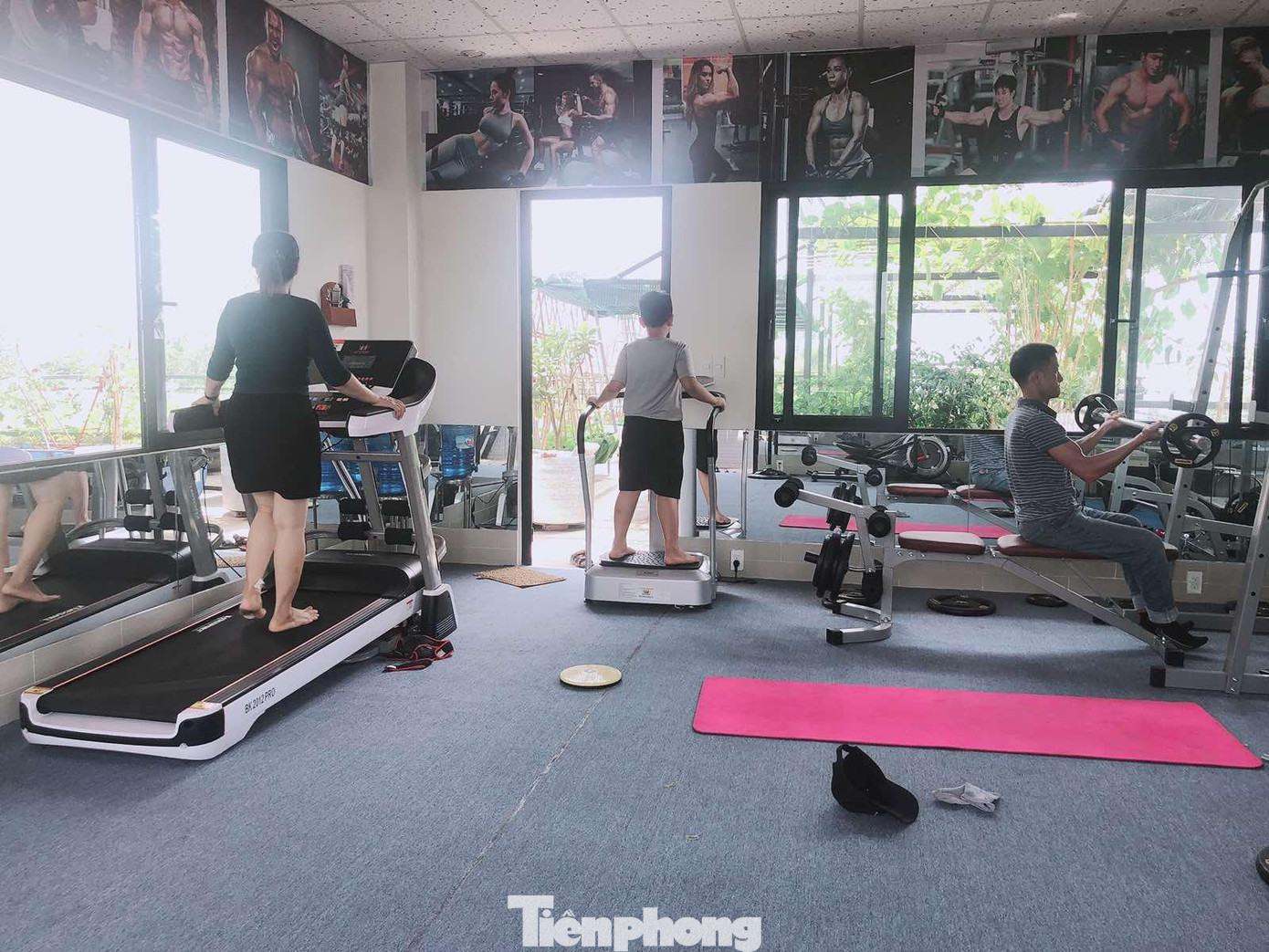 Hàng ngày anh chị thức dậy lúc vào 5h, cùng nhau lên phòng tập trên sân thượng luyện tập khoảng 45 phút, sau đó chị Gấm xuống dưới chuẩn bị đồ ăn sáng cho các con. Tranh thủ 30 phút các con dậy vệ sinh cá nhân và ăn uống anh Huynh sẽ chăm sóc vườn rau. Sau đó anh mất khoảng 1 tiếng để đưa các con đến trường và quay về nhà. 7h30 anh quay về nhà, có 30 phút ăn uống vệ sinh và 8h đi làm. Đến 17h30 anh Huynh đi làm về và đón các con, sau đó anh tận dụng 30 phút để chăm sóc vườn rau rồi xuống ăn tối với gia đình, đến 19h anh tiếp quản quán cà phê cho bà xã nghỉ ngơi và chăm sóc các con. Riêng buổi chiều chủ nhật hàng tuần anh Huynh sẽ có thời gian rảnh để thực hiện các công đoạn chuẩn bị cho việc trồng trọt (vì buổi sáng chủ nhật anh thường đưa các con đi chơi”.