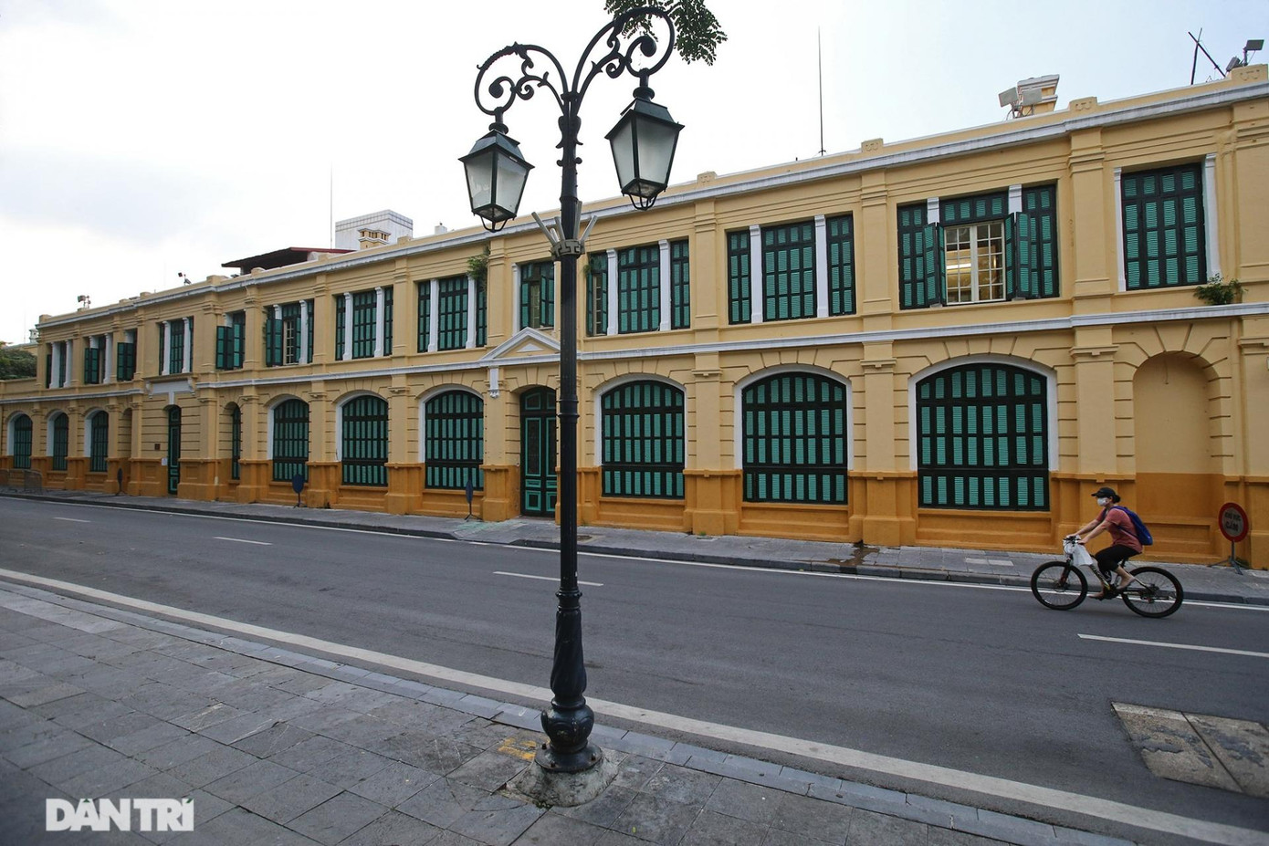 Phố Lê Lai (quận Hoàn Kiếm) là con phố cổ có từ thời Pháp, đến nay đã ngoài trăm năm. Đây là con phố thường vắng vẻ dẫn ra hồ Hoàn Kiếm, với nhiều tòa nhà lâu đời kiến trúc đẹp. Trong ảnh là tòa nhà Văn Thư, thuộc Văn phòng UBND TP. Hà Nội. Phố Lê Lai (quận Hoàn Kiếm) là con phố cổ có từ thời Pháp, đến nay đã ngoài trăm năm. Đây là con phố thường vắng vẻ dẫn ra hồ Hoàn Kiếm, với nhiều tòa nhà lâu đời kiến trúc đẹp. Trong ảnh là tòa nhà Văn Thư, thuộc Văn phòng UBND TP. Hà Nội.