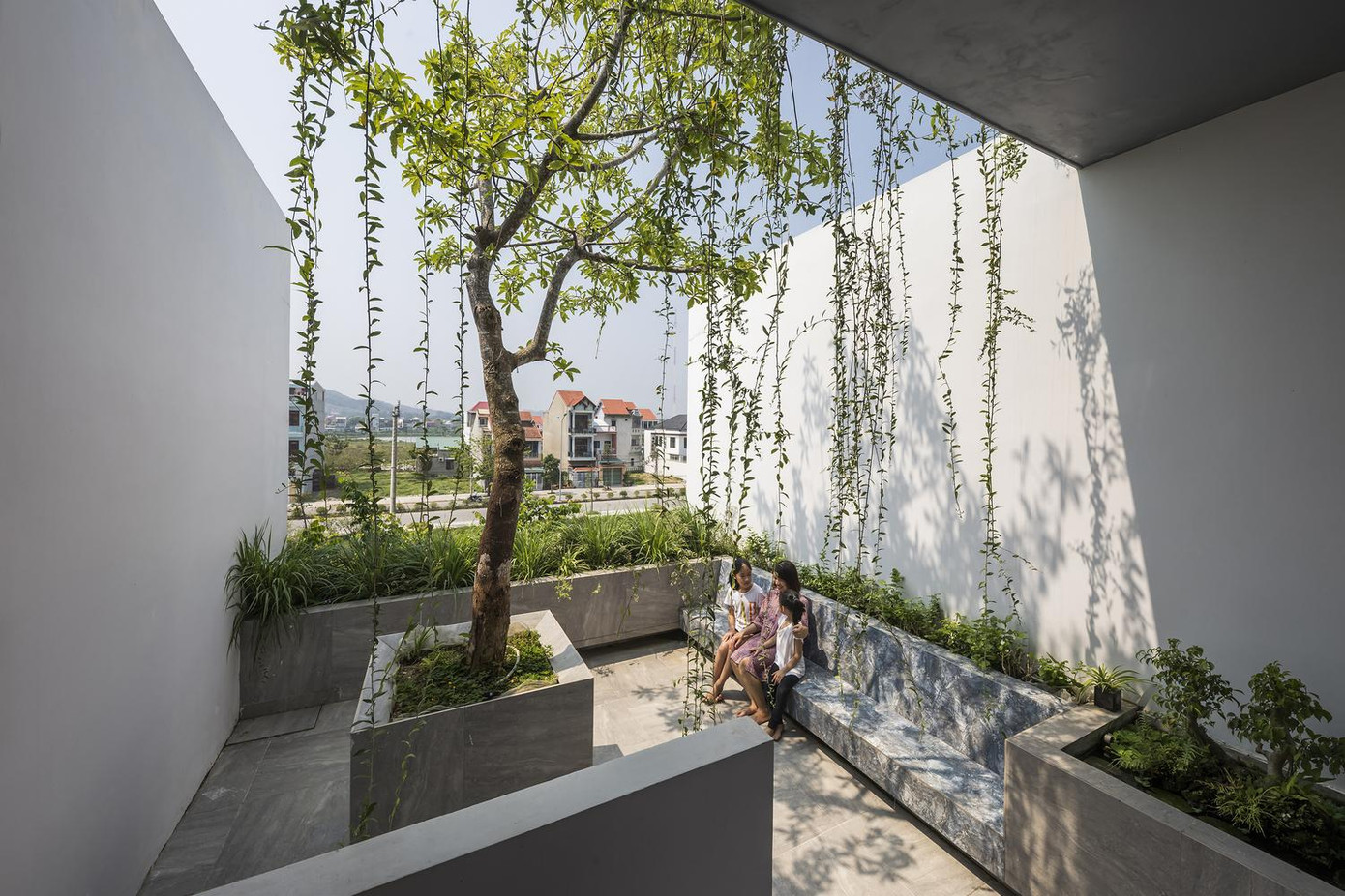 Những bức tường được vuốt xuống từ độ cao, kéo dài đến phòng khách, tạo ra không gian cho một khu vườn nhỏ trồng nhiều loại cây bản địa. Những bức tường được vuốt xuống từ độ cao, kéo dài đến phòng khách, tạo ra không gian cho một khu vườn nhỏ trồng nhiều loại cây bản địa.