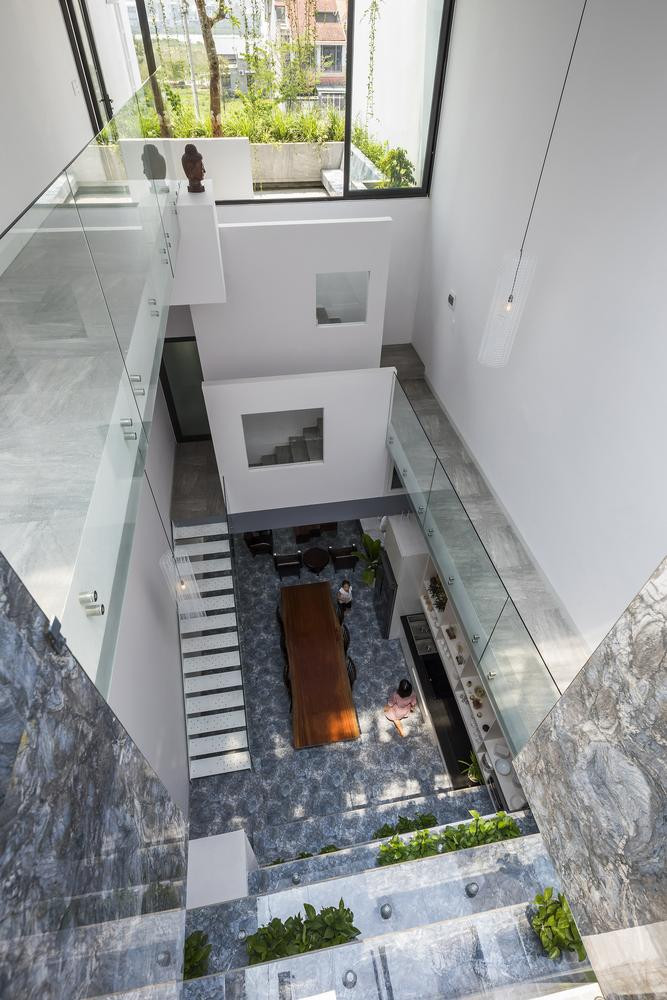 Thay vì sử dụng sàn gỗ, ngôi nhà sử dụng gạch kim cương để ốp mặt tiền khu vực phòng ngủ và phần sàn bếp. Loại gạch này vừa có tác dụng tạo cảm giác mát mẻ cho bước chân người khi đi trên nó vừa có chức năng khúc xạ ánh sáng tốt. Thay vì sử dụng sàn gỗ, ngôi nhà sử dụng gạch kim cương để ốp mặt tiền khu vực phòng ngủ và phần sàn bếp. Loại gạch này vừa có tác dụng tạo cảm giác mát mẻ cho bước chân người khi đi trên nó vừa có chức năng khúc xạ ánh sáng tốt.