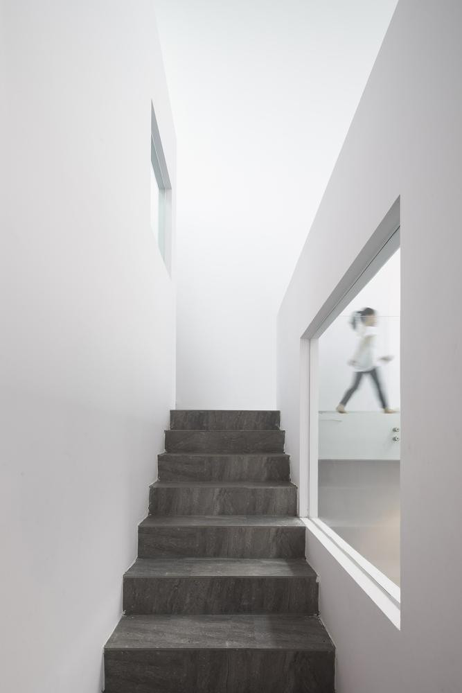 Ngôi nhà sử dụng tông màu trắng làm chủ đạo kết hợp với gạch lát sàn tối màu, hỗ trợ cho việc khúc xạ ánh sáng. Ngôi nhà sử dụng tông màu trắng làm chủ đạo kết hợp với gạch lát sàn tối màu, hỗ trợ cho việc khúc xạ ánh sáng.