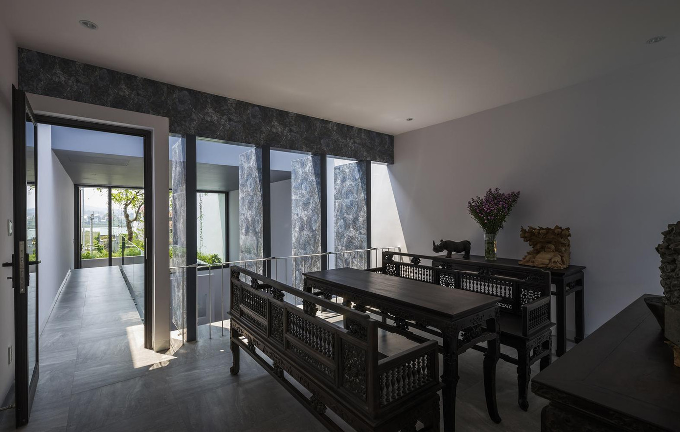 Các vật dụng trong phòng khách và các không gian khác được làm theo phong cách truyền thống của người Huế. Các vật dụng trong phòng khách và các không gian khác được làm theo phong cách truyền thống của người Huế.