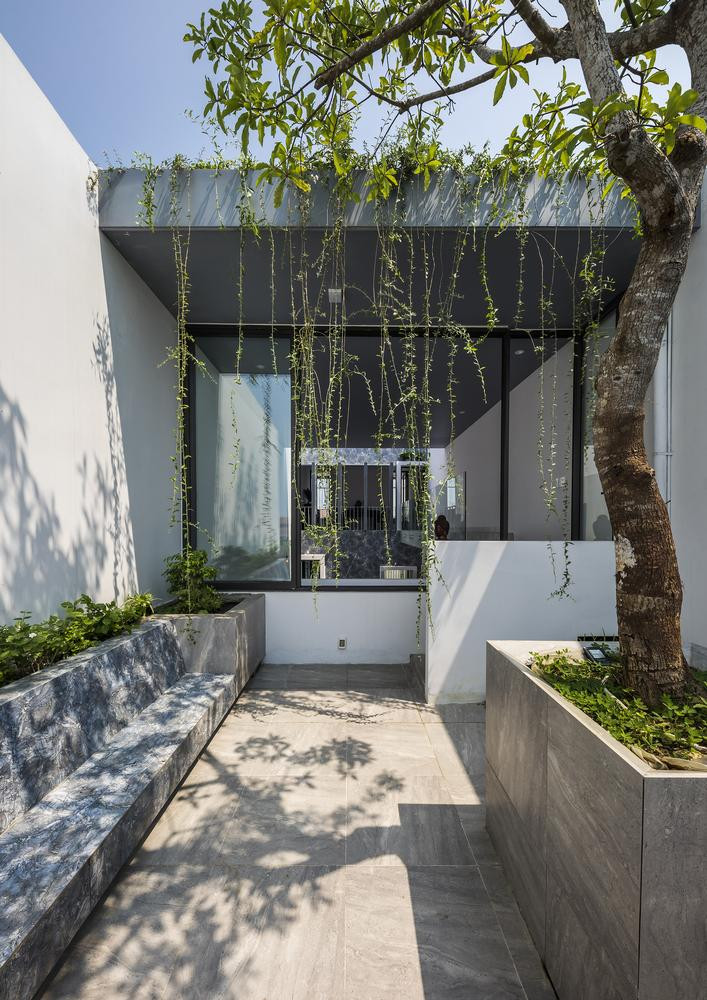 Căn nhà ống không chỉ nằm ở Huế, khu vực nhiệt đới gió mùa (nhưng mang tính chất chuyển tiếp từ á xích đới lên nội chí tuyến gió mùa nên không có mùa đông và mùa khô rõ rệt như ở miền Nam và miền Bắc) mà còn hướng Nam nên chịu ánh nắng gay gắt và có nhiệt độ cao vào buổi trưa. Căn nhà ống không chỉ nằm ở Huế, khu vực nhiệt đới gió mùa (nhưng mang tính chất chuyển tiếp từ á xích đới lên nội chí tuyến gió mùa nên không có mùa đông và mùa khô rõ rệt như ở miền Nam và miền Bắc) mà còn hướng Nam nên chịu ánh nắng gay gắt và có nhiệt độ cao vào buổi trưa.