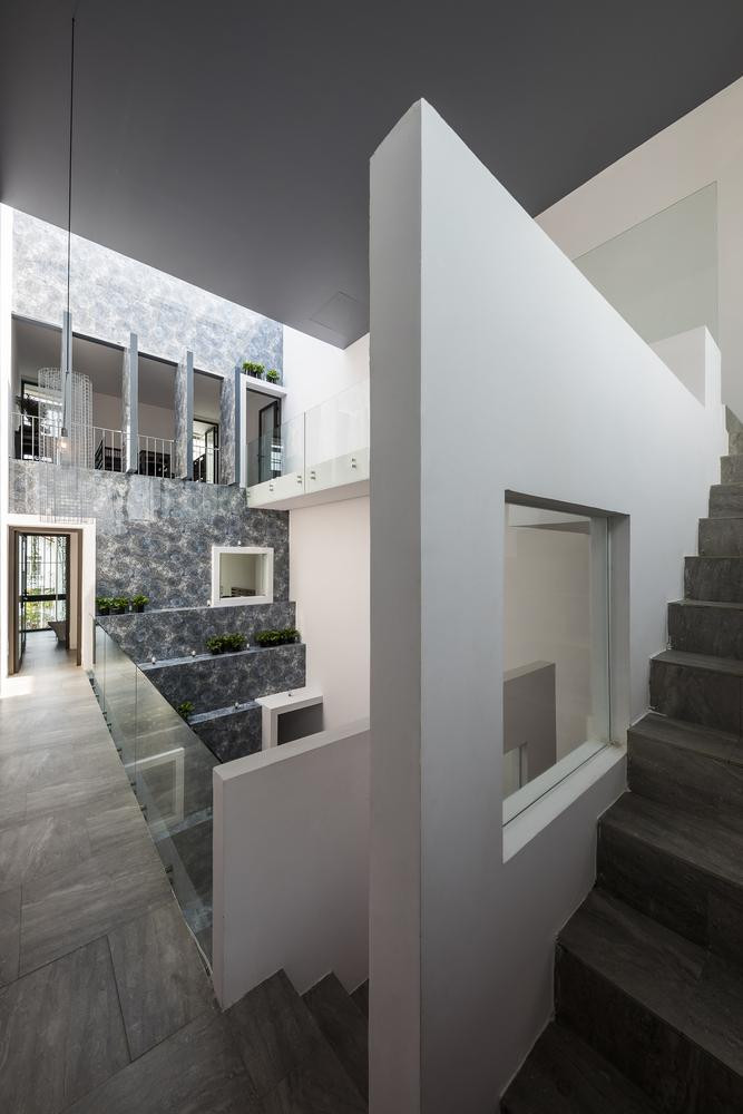 Để khắc phục những yếu tố về khí hậu và vùng miền, các kiến trúc sư đã tạo ra các vùng đệm không gian liên hoàn giữa trong và ngoài nhà. Để khắc phục những yếu tố về khí hậu và vùng miền, các kiến trúc sư đã tạo ra các vùng đệm không gian liên hoàn giữa trong và ngoài nhà.