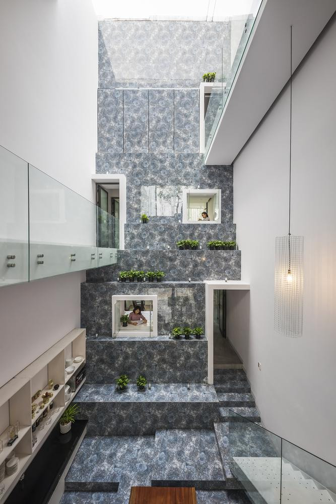 Vỏ của chiếc đèn chùm trong khoảng không được lấy cảm hứng từ những chiếc lồng chim cũ. Vỏ của chiếc đèn chùm trong khoảng không được lấy cảm hứng từ những chiếc lồng chim cũ.