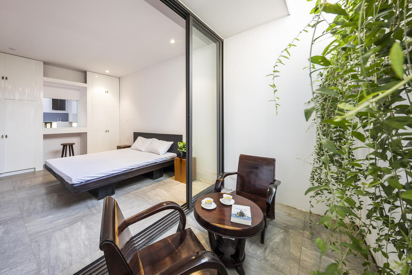 Sau bếp là không gian phòng ngủ của bố mẹ và hai con gái. Sau bếp là không gian phòng ngủ của bố mẹ và hai con gái.