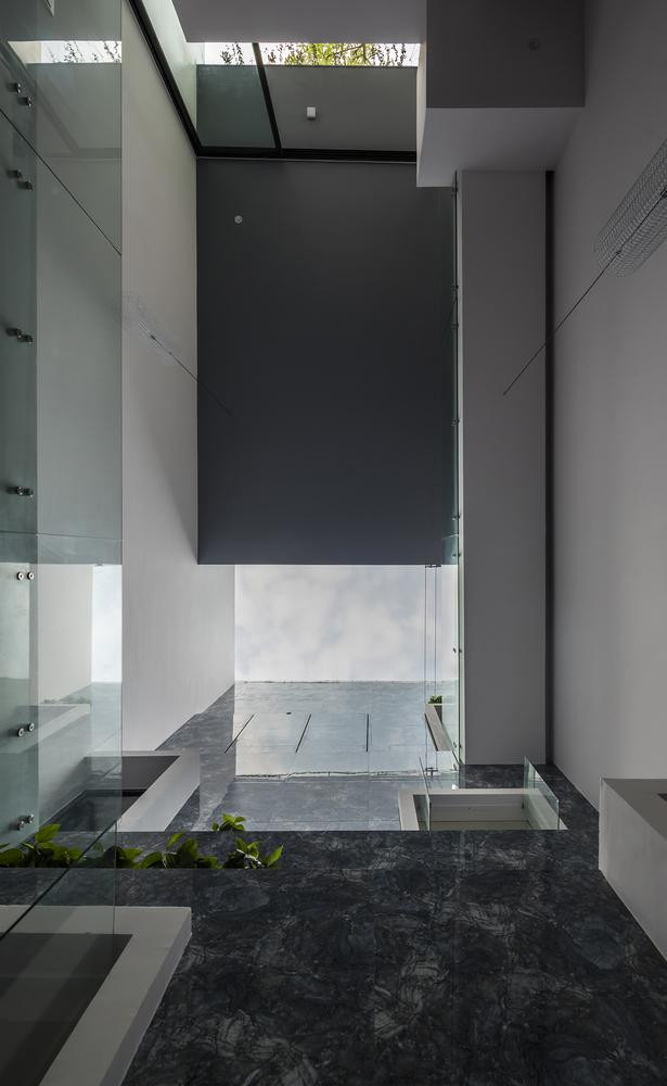 Ánh sáng tỏa ra trên bức tường thẳng đứng gợi nhớ hình ảnh những con đom đóm trong đêm, hay những chiếc đèn trời được thả lên không trung. Ánh sáng tỏa ra trên bức tường thẳng đứng gợi nhớ hình ảnh những con đom đóm trong đêm, hay những chiếc đèn trời được thả lên không trung.