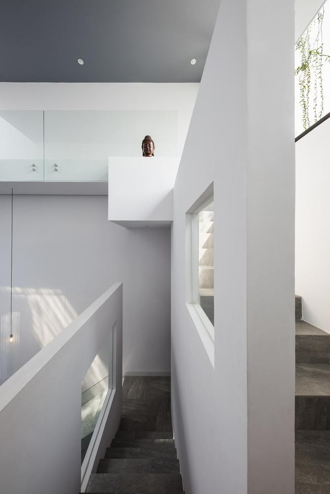 Hệ thống cửa nhôm kính đóng mở linh hoạt giúp cho ngôi nhà có thể nhận được ánh sáng và ánh sáng này phải đảm bảo yêu cầu chỉ vào nhà và dừng lại ở những điểm nhất định. Từ những điểm này, ánh sáng trực tiếp từ bên ngoài sẽ bị phân tán thành ánh sáng gián tiếp và tỏa đều ra tất cả các không gian còn lại để ban ngày trong nhà luôn có đủ ánh sáng, không cần đến đèn. Hệ thống cửa nhôm kính đóng mở linh hoạt giúp cho ngôi nhà có thể nhận được ánh sáng và ánh sáng này phải đảm bảo yêu cầu chỉ vào nhà và dừng lại ở những điểm nhất định. Từ những điểm này, ánh sáng trực tiếp từ bên ngoài sẽ bị phân tán thành ánh sáng gián tiếp và tỏa đều ra tất cả các không gian còn lại để ban ngày trong nhà luôn có đủ ánh sáng, không cần đến đèn.