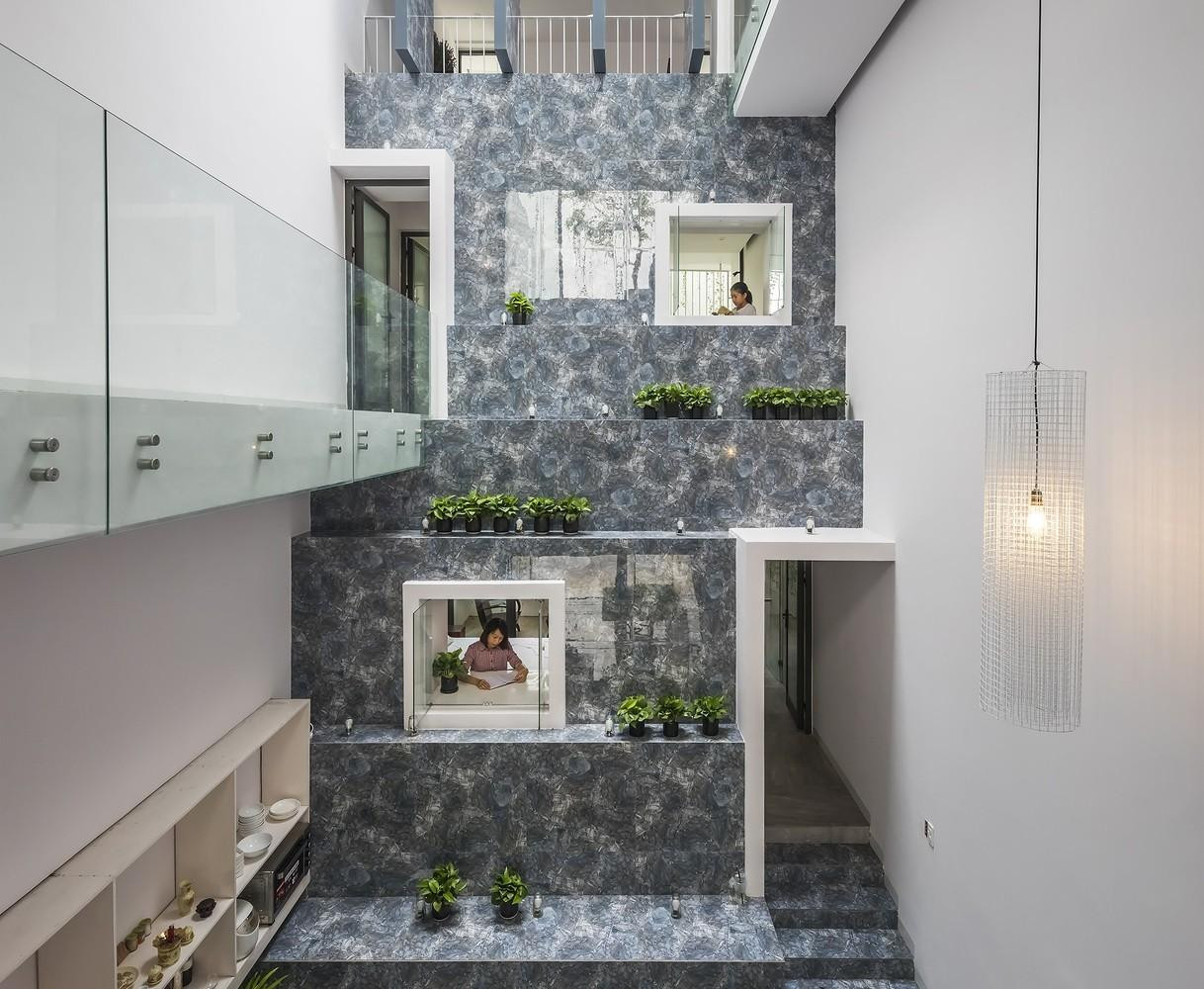 Đây là tổ ấm của một cặp vợ chồng trẻ và hai con gái ở TP Huế, tọa lạc trên mảnh đất có kích thước 5m x 20m. Đây là tổ ấm của một cặp vợ chồng trẻ và hai con gái ở TP Huế, tọa lạc trên mảnh đất có kích thước 5m x 20m.