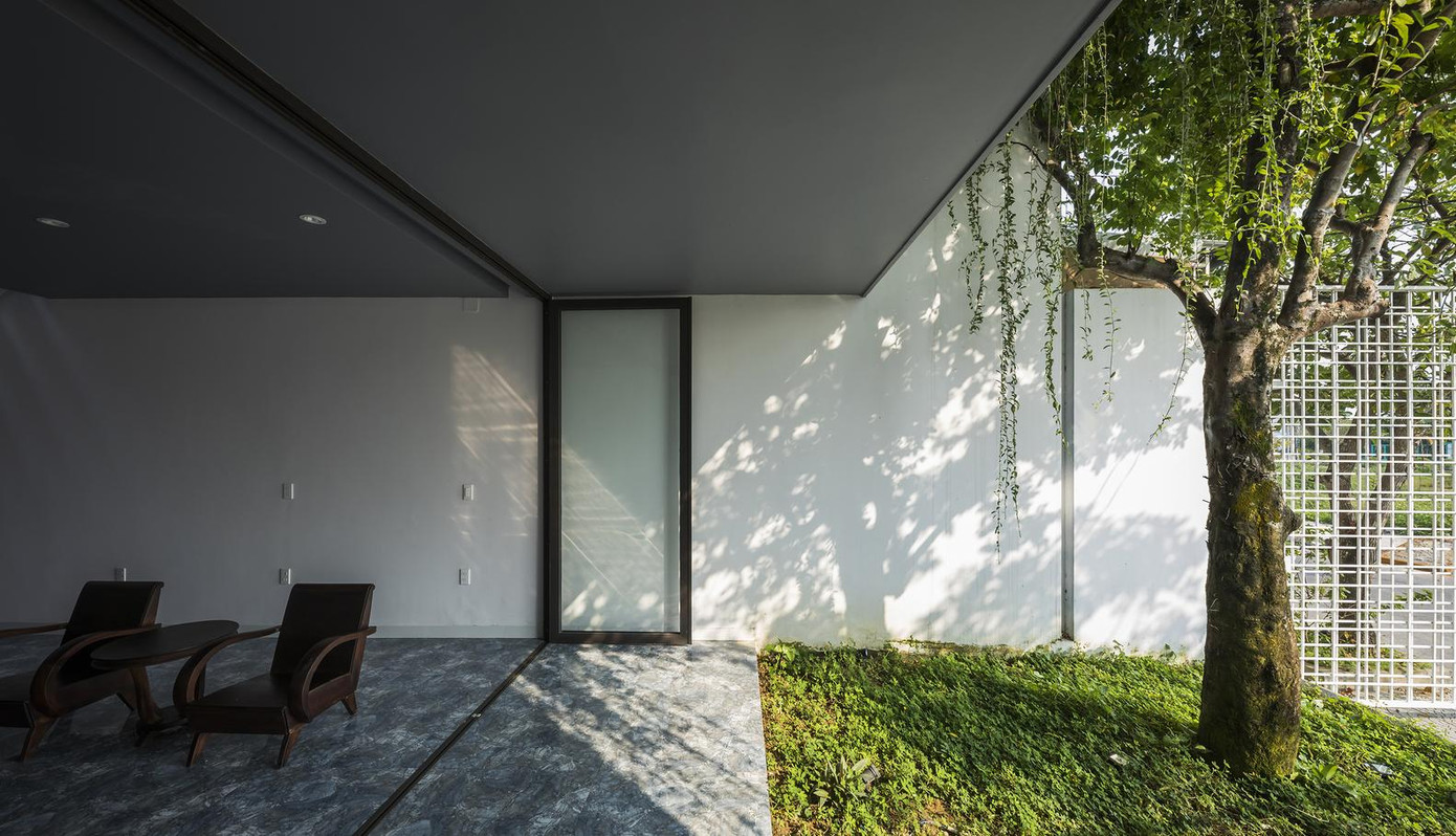 Trước nhà, kiến trúc sư bố trí nhiều lớp cây xanh, khi nhiệt độ từ bên ngoài xâm nhập vào nhà, chúng sẽ được giảm đi khá nhiều sau khi xuyên qua các lớp cây này. Sau đó nhiệt độ đi qua vùng đệm và lại được giảm lần nữa. Trước nhà, kiến trúc sư bố trí nhiều lớp cây xanh, khi nhiệt độ từ bên ngoài xâm nhập vào nhà, chúng sẽ được giảm đi khá nhiều sau khi xuyên qua các lớp cây này. Sau đó nhiệt độ đi qua vùng đệm và lại được giảm lần nữa.