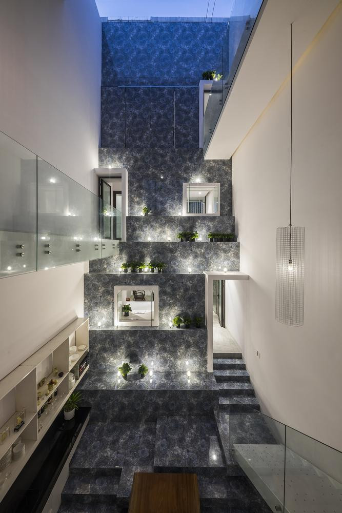 Để đảm bảo việc di chuyển giữa các không gian trong nhà mà không làm gián đoạn chức năng của vùng đệm, các kiến trúc sư thiết kế hệ thống cầu thang bằng kính cường lực nép sát vào hai bên tường nối thẳng từ khu vực phòng khách ra khu phòng ngủ, cầu thang này cũng giúp không gian nhà thoáng hơn bình thường. Để đảm bảo việc di chuyển giữa các không gian trong nhà mà không làm gián đoạn chức năng của vùng đệm, các kiến trúc sư thiết kế hệ thống cầu thang bằng kính cường lực nép sát vào hai bên tường nối thẳng từ khu vực phòng khách ra khu phòng ngủ, cầu thang này cũng giúp không gian nhà thoáng hơn bình thường.