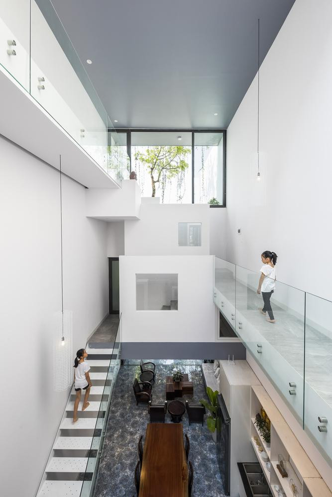 Ngôi nhà được thiết kế tối giản dựa trên những chức năng cần thiết nhất. Bên cạnh yếu tố tiết kiệm chi phí, thiết kế còn tạo ra những khoảng trống liên hoàn tại các vùng đệm để tạo cảm giác như đang di chuyển liên tục, linh hoạt qua các khu vực chuyển tiếp và gắn kết các thành viên trong nhà với nhau. Ngôi nhà được thiết kế tối giản dựa trên những chức năng cần thiết nhất. Bên cạnh yếu tố tiết kiệm chi phí, thiết kế còn tạo ra những khoảng trống liên hoàn tại các vùng đệm để tạo cảm giác như đang di chuyển liên tục, linh hoạt qua các khu vực chuyển tiếp và gắn kết các thành viên trong nhà với nhau.